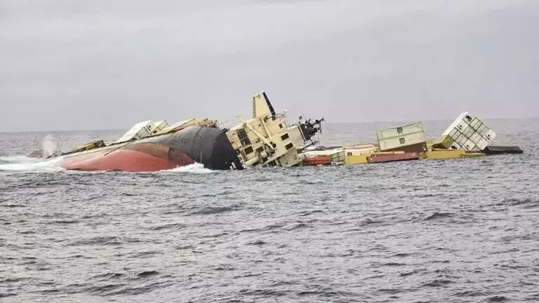 ಕೇರಳ ಕರಾವಳಿ ಪ್ರದೇಶದಲ್ಲಿ ಮುಳುಗಿದ ನೌಕೆ | ತೈಲ ಸೋರಿಕೆ ತಡೆಯಲು ಮೂರು ಕೋಸ್ಟ್ ಗಾರ್ಡ್ ಹಡಗುಗಳ ನಿಯೋಜನೆ: ಸೋನೊವಾಲ್