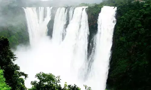 ಪ್ರವಾಸಿಗರನ್ನು ಸೆಳೆಯುತ್ತಿರುವ ಮಲೆನಾಡಿನ ಜಲಪಾತಗಳು