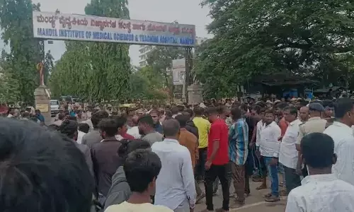 ಮಂಡ್ಯ | ವಾಹನ ತಪಾಸಣೆ ವೇಳೆ ಬೈಕ್‌ನಿಂದ ಬಿದ್ದು ಮಗು ಮೃತ್ಯು;  ಆಕ್ರೋಶಗೊಂಡ ಸಾರ್ವಜನಿಕರಿಂದ ರಸ್ತೆ ತಡೆದು ಪ್ರತಿಭಟನೆ