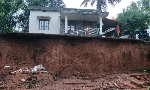 ಉಪ್ಪಿನಂಗಡಿ | ತೀವ್ರ ಗಾಳಿ, ಮಳೆಗೆ ಮಣ್ಣು ಕುಸಿತ: ಅಪಾಯದಂಚಿನಲ್ಲಿ ಮನೆ