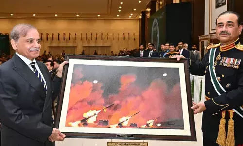 ಭಾರತದ ವಿರುದ್ಧದ ಕಾರ್ಯಚರಣೆ ಎಂದು ಚೀನಾದ ಕವಾಯತಿನ ಫೋಟೊವನ್ನು   ಶಹಬಾಝ್ ಷರೀಫ್‌ಗೆ ಉಡುಗೊರೆ ನೀಡಿದ ಪಾಕ್ ಸೇನಾ ಮುಖ್ಯಸ್ಥ!