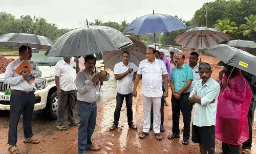 ಪಟ್ಲಬೈಲು ನಿರ್ಮಾಣ ಹಂತದ ಸೇತುವೆ ಕುಸಿತ; ಆಮೆಗತಿಯ ಕಾಮಗಾರಿ ವಿರುದ್ಧ ಗ್ರಾಮಸ್ಥರ ಪ್ರತಿಭಟನೆ