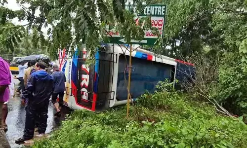 ಕಾಪು ಸಮೀಪ ಬಸ್ ಪಲ್ಟಿ: ಹಲವರಿಗೆ ಗಾಯ