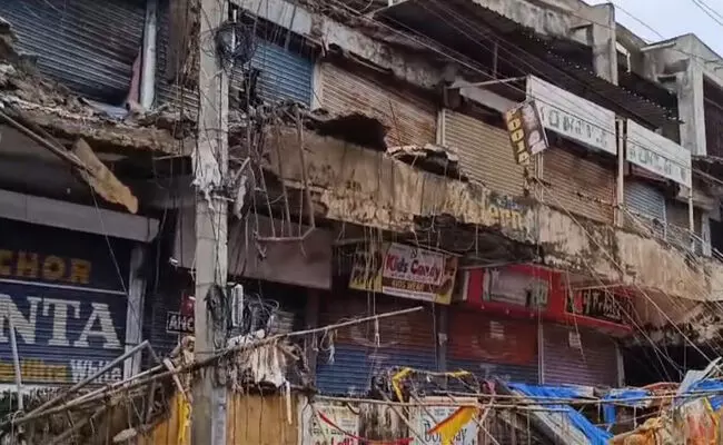 ಕಲಬುರಗಿ | ನಿರಂತರ ಮಳೆಗೆ ಕಟ್ಟಡ ಕುಸಿತ : ಅಂಗಡಿಗಳಿಗೆ ಹಾನಿ