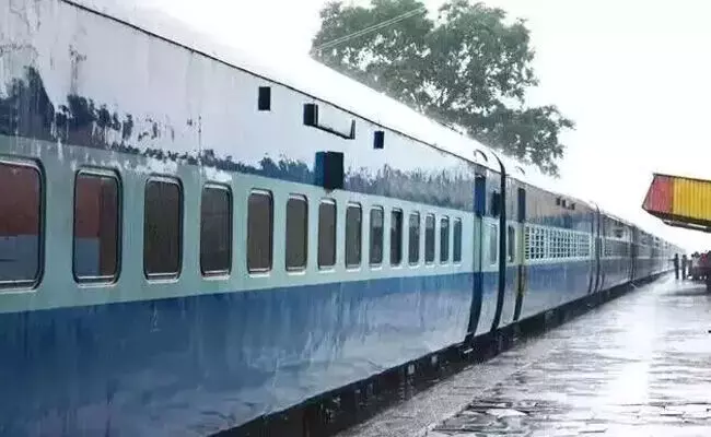 ಕಲಬುರಗಿ-ಕೊಲ್ಹಾಪುರ ಎಕ್ಸ್ ಪ್ರೆಸ್ ರೈಲಿಗೆ 3 ಹೆಚ್ಚುವರಿ, ಸಾಮಾನ್ಯ ದ್ವಿತೀಯ ದರ್ಜೆಯ ಬೋಗಿಗಳ ಜೋಡಣೆ ಕಲಬುರಗಿ-ಕೊಲ್ಹಾಪುರ ಎಕ್ಸ್ ಪ್ರೆಸ್ ರೈಲಿಗೆ 3 ಹೆಚ್ಚುವರಿ, ಸಾಮಾನ್ಯ ದ್ವಿತೀಯ ದರ್ಜೆಯ ಬೋಗಿಗಳ ಜೋಡಣೆ