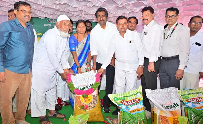 ರೈತರಿಗೆ ಬಿತ್ತನೆ ಬೀಜ, ಗೊಬ್ಬರ ಸಕಾಲದಲ್ಲಿ ವಿತರಣೆ ಮಾಡಿ : ಸಚಿವ ರಹೀಮ್ ಖಾನ್
