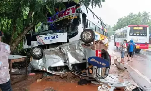 ಕಬಕ | ಕಾರಿಗೆ ಬಸ್ ಢಿಕ್ಕಿ: ಮೂವರಿಗೆ ಗಾಯ, ಓರ್ವರ ಸ್ಥಿತಿ ಗಂಭೀರ