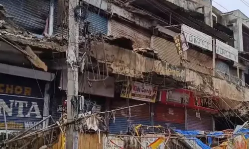 ಕಲಬುರಗಿ | ನಿರಂತರ ಮಳೆಗೆ ಕಟ್ಟಡ ಕುಸಿತ : ಅಂಗಡಿಗಳಿಗೆ ಹಾನಿ