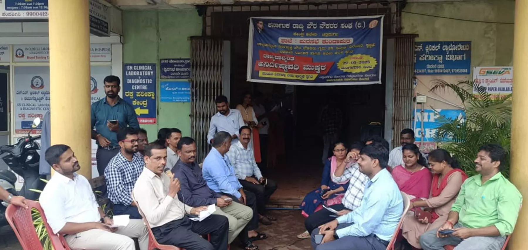 ಕುಂದಾಪುರ: ಬೇಡಿಕೆಗಳನ್ನು ಈಡೇರಿಸುವಂತೆ ಒತ್ತಾಯಿಸಿ ಪೌರ ನೌಕರರಿಂದ ಮುಷ್ಕರ