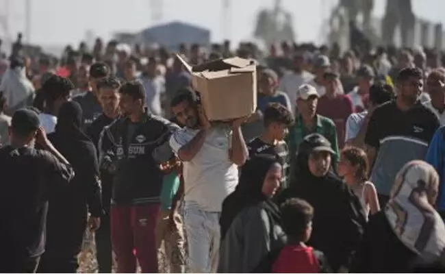 ಗಾಝಾ| ಆಹಾರ ಪಡೆಯಲು ನೂಕುನುಗ್ಗಲು: ಗುಂಡೇಟಿಗೆ ಒಬ್ಬ ಬಲಿ; 47 ಮಂದಿಗೆ ಗಾಯ ಗಾಝಾ| ಆಹಾರ ಪಡೆಯಲು ನೂಕುನುಗ್ಗಲು: ಗುಂಡೇಟಿಗೆ ಒಬ್ಬ ಬಲಿ; 47 ಮಂದಿಗೆ ಗಾಯ