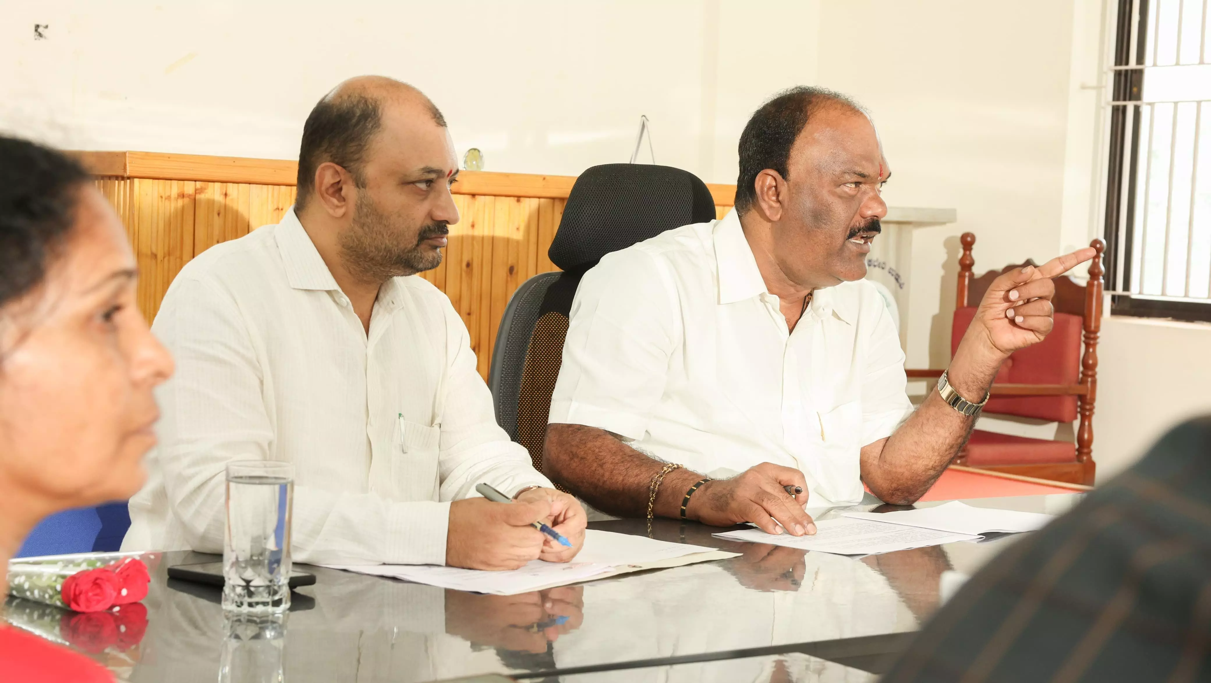 ನಿರಂತರ ವಿದ್ಯುತ್ ಪೂರೈಕೆಗೆ ಆದ್ಯತೆ ನೀಡಿ: ಸುರೇಶ್ ಗುರ್ಮೆ ತಾಕೀತು ನಿರಂತರ ವಿದ್ಯುತ್ ಪೂರೈಕೆಗೆ ಆದ್ಯತೆ ನೀಡಿ: ಸುರೇಶ್ ಗುರ್ಮೆ ತಾಕೀತು