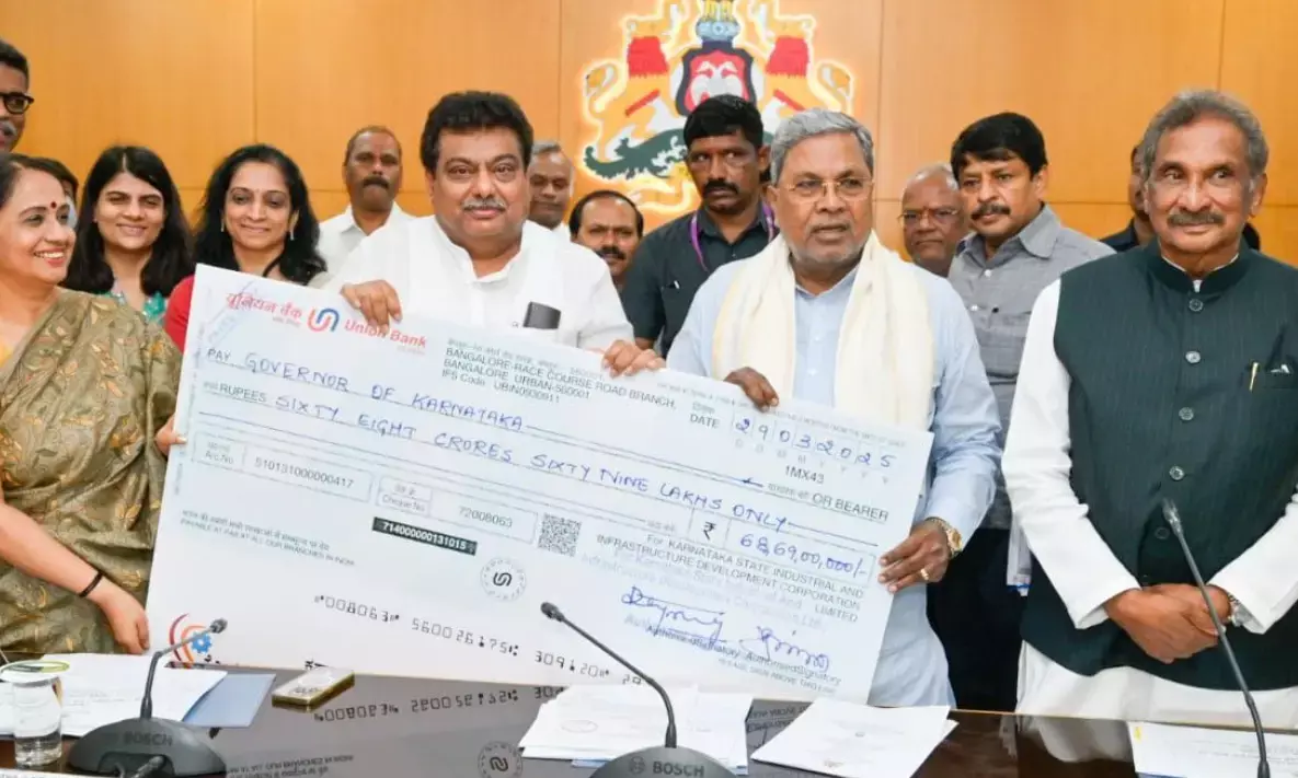 ಕೆಎಸ್‍ಐಐಡಿಸಿ ವತಿಯಿಂದ ಮುಖ್ಯಮಂತ್ರಿ ಸಿದ್ದರಾಮಯ್ಯಗೆ ಚೆಕ್‍ಗಳ ಹಸ್ತಾಂತರ