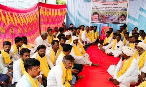 ಯಾದಗಿರಿ | ಡಿಸಿ ಕಚೇರಿ ಮುಂದೆ ತಮಟೆ ಬಡಿದು ರೈತರಿಂದ ಧರಣಿ ಸತ್ಯಾಗ್ರಹ