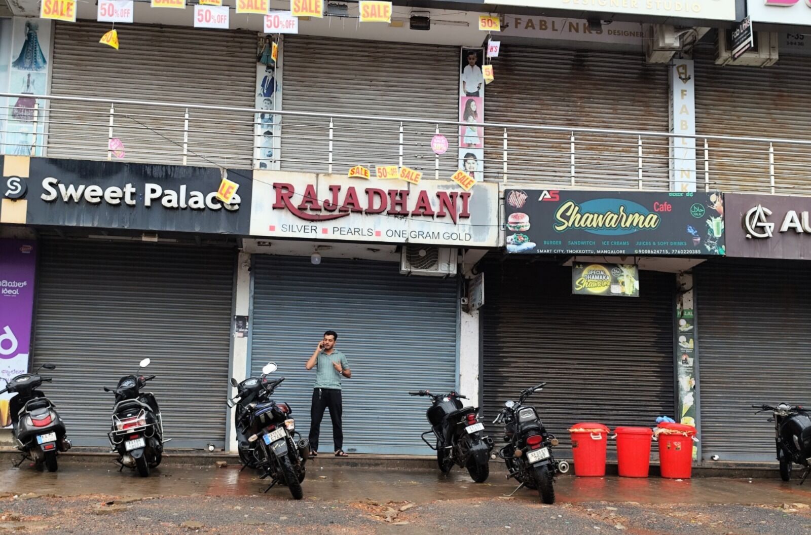 ಉಳ್ಳಾಲ: ಅಬ್ದುಲ್ ರಹ್ಮಾನ್ ಹತ್ಯೆ ಖಂಡಿಸಿ ಅಂಗಡಿ ಮುಂಗಟ್ಟುಗಳನ್ನು ಸ್ವಯಂ ಪ್ರೇರಿತ ಬಂದ್ ಮಾಡಿದ ವ್ಯಾಪಾರಸ್ಥರು