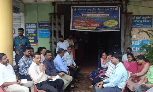 ಕುಂದಾಪುರ: ಬೇಡಿಕೆಗಳನ್ನು ಈಡೇರಿಸುವಂತೆ ಒತ್ತಾಯಿಸಿ ಪೌರ ನೌಕರರಿಂದ ಮುಷ್ಕರ