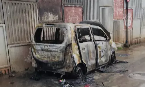 ಸುರತ್ಕಲ್: ರಸ್ತೆಯಲ್ಲಿ ಹೊತ್ತಿ ಉರಿದ ಕಾರು