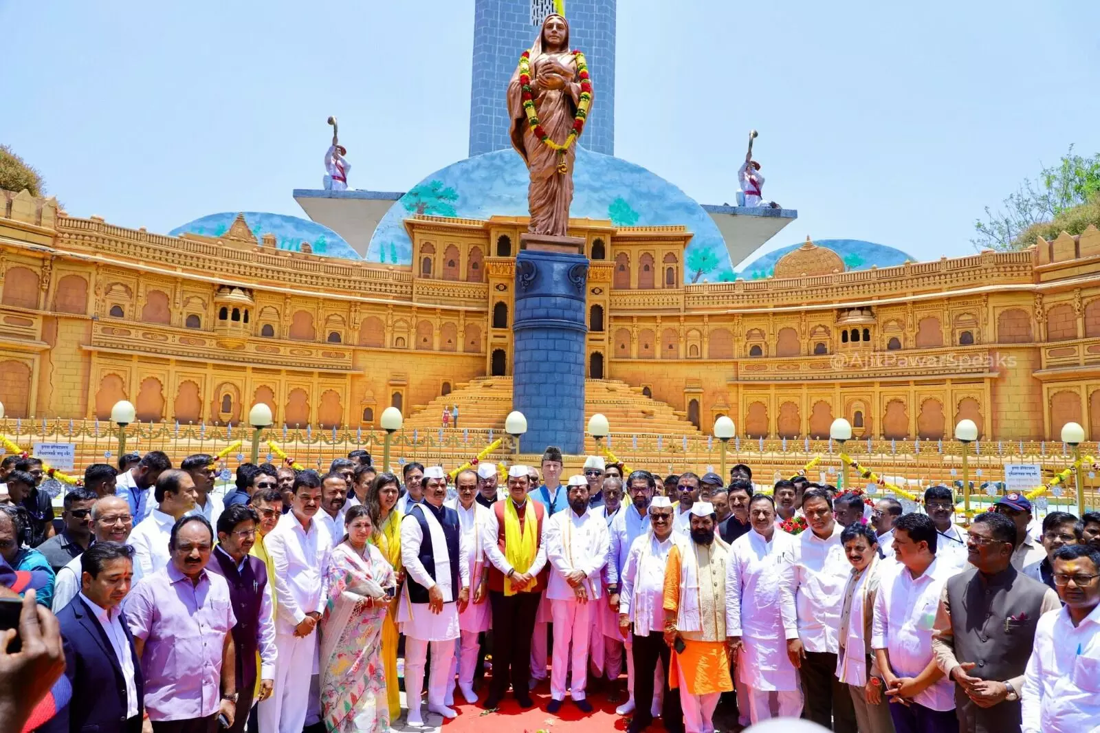 ಆರ್ಥಿಕ ಸಂಕಷ್ಟಕ್ಕೆ ಸಿಲುಕಿದ ಮಹಾರಾಷ್ಟ್ರ ಸರ್ಕಾರದಿಂದ ದೇವಾಲಯ, ಸ್ಮಾರಕಗಳಿಗೆ 3000 ಕೋಟಿ!