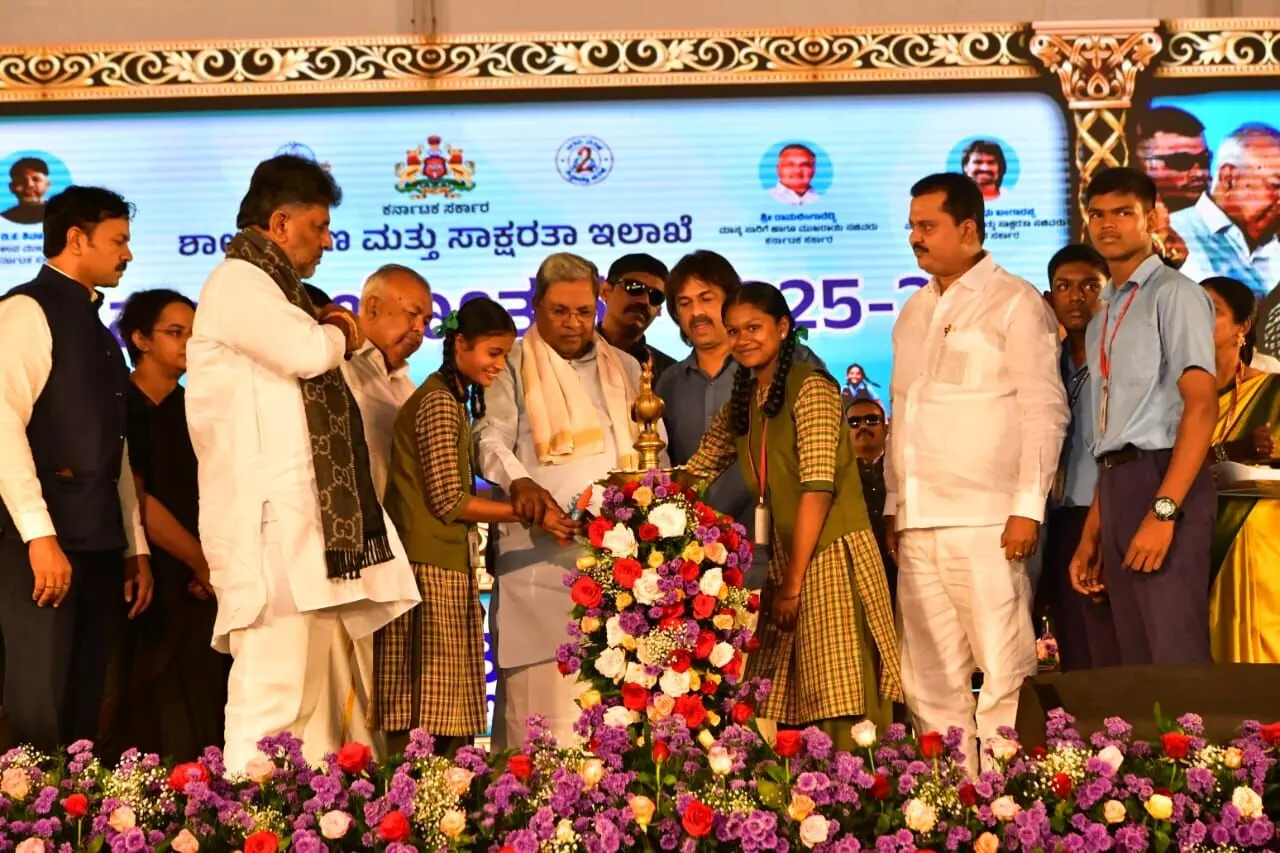 ಪ್ರತಿಭೆ ಯಾರ ಸ್ವತ್ತೂ ಅಲ್ಲ, ಅವಕಾಶ ಸಿಕ್ಕರೆ ಎಲ್ಲರ ಪ್ರತಿಭೆಯೂ ಹೊರಗೆ ಬರುತ್ತದೆ : ಸಿಎಂ ಸಿದ್ದರಾಮಯ್ಯ ಪ್ರತಿಭೆ ಯಾರ ಸ್ವತ್ತೂ ಅಲ್ಲ, ಅವಕಾಶ ಸಿಕ್ಕರೆ ಎಲ್ಲರ ಪ್ರತಿಭೆಯೂ ಹೊರಗೆ ಬರುತ್ತದೆ : ಸಿಎಂ ಸಿದ್ದರಾಮಯ್ಯ