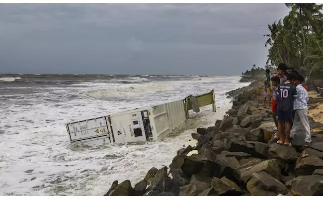 ಕೇರಳ | ಮಗುಚಿದ ಹಡಗಿನಿಂದ ದಡ ಸೇರಿದ ಕಂಟೈನರ್ಗಳಲ್ಲಿ ಬೆಂಕಿ ಕೇರಳ | ಮಗುಚಿದ ಹಡಗಿನಿಂದ ದಡ ಸೇರಿದ ಕಂಟೈನರ್ಗಳಲ್ಲಿ ಬೆಂಕಿ