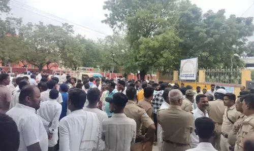 ರಾಯಚೂರು | ಬಸ್‌ ಸಿಬ್ಬಂದಿಗಳ ಜೊತೆ ವಾಗ್ವಾದ : ಯುವಕನೋರ್ವ ಆತ್ಮಹತ್ಯೆ ;  ಕುಟುಂಬಸ್ಥರಿಂದ ಪ್ರತಿಭಟನೆ