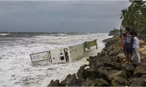 ಕೇರಳ | ಮಗುಚಿದ ಹಡಗಿನಿಂದ ದಡ ಸೇರಿದ ಕಂಟೈನರ್‌ಗಳಲ್ಲಿ ಬೆಂಕಿ