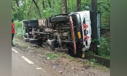 ಉಪ್ಪಿನಂಗಡಿ | ಟ್ಯಾಂಕರ್ ಪಲ್ಟಿ: ಚಾಲಕ ಪಾರು