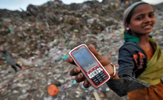 ಶೇ.51ರಷ್ಟು ಗ್ರಾಮೀಣ ಮಹಿಳೆಯರು ಮೊಬೈಲ್ ಫೋನ್ ಹೊಂದಿಲ್ಲ: ಎನ್ಎಸ್ಒ ಸಮೀಕ್ಷೆ ಶೇ.51ರಷ್ಟು ಗ್ರಾಮೀಣ ಮಹಿಳೆಯರು ಮೊಬೈಲ್ ಫೋನ್ ಹೊಂದಿಲ್ಲ: ಎನ್ಎಸ್ಒ ಸಮೀಕ್ಷೆ