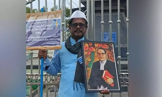 ಬೆಳಗಾವಿ | ಶಾಲೆಯ ತರಗತಿ ಕೊಠಡಿಗಾಗಿ ಪ್ರತಿಭಟನೆ; ಶಿಕ್ಷಕ ಅಮಾನತು