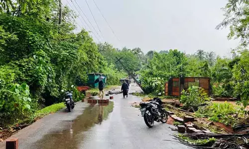 ಮಂಜನಾಡಿ: ಭಾರೀ ಮಳೆಗೆ ಭಾಗಶಃ ಕೊಚ್ಚಿಹೋದ ರಸ್ತೆಗಳು; ಗುಡ್ಡ ಕುಸಿದು ಮನೆಗಳಿಗೆ ಹಾನಿ