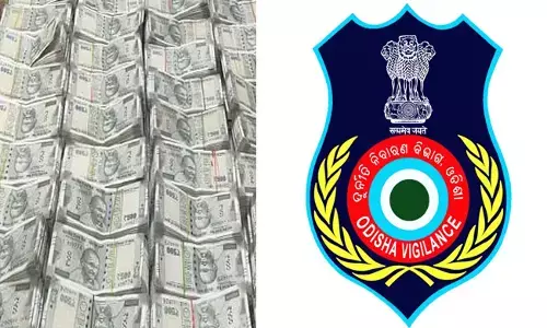 ಒಡಿಶಾ| ಫ್ಲ್ಯಾಟ್ ಮೇಲೆ ಅಧಿಕಾರಿಗಳ ದಾಳಿ ವೇಳೆ ಮಹಡಿಯ ಮೇಲಿಂದ 500 ರೂ. ನೋಟಿನ ಕಂತೆಗಳ ಸುರಿಮಳೆ ಸುರಿಸಿದ ಮುಖ್ಯ ಇಂಜಿನಿಯರ್!