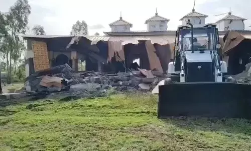 ಬೆಳಗಾವಿ: ಅತ್ಯಾಚಾರ ಆರೋಪದಲ್ಲಿ ಬಂಧಿತ ಲೋಕೇಶ್ವರ ಸ್ವಾಮೀಜಿಯ ಮಠ ಧ್ವಂಸಗೊಳಿಸಿದ ತಾಲೂಕು ಆಡಳಿತ