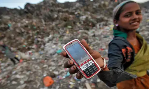 ಶೇ.51ರಷ್ಟು ಗ್ರಾಮೀಣ ಮಹಿಳೆಯರು ಮೊಬೈಲ್ ಫೋನ್ ಹೊಂದಿಲ್ಲ: ಎನ್‌ಎಸ್‌ಒ ಸಮೀಕ್ಷೆ