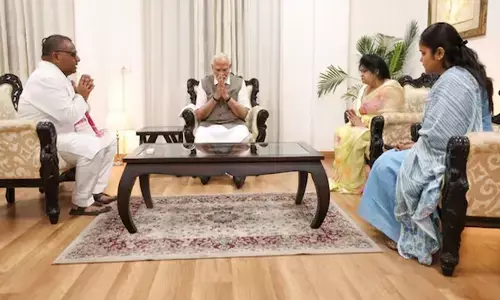 ಪಹಲ್ಗಾಮ್ ದಾಳಿಯಲ್ಲಿ ಮೃತ ಶುಭಂ ದ್ವಿವೇದಿ ಕುಟುಂಬವನ್ನು ಭೇಟಿಯಾದ ಪ್ರಧಾನಿ ಮೋದಿ