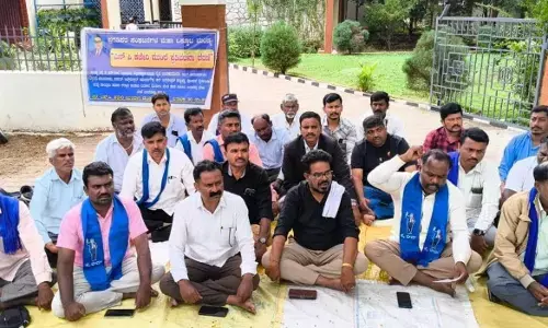 ಮಂಡ್ಯ | ಜಯಕುಮಾರ್ ನಿಗೂಢ ಸಾವು ಪ್ರಕರಣ; ಪೊಲೀಸರ ಅಮಾನತಿಗೆ ಒತ್ತಾಯಿಸಿ ಧರಣಿ