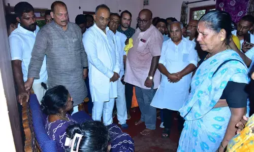 ಮಂಗಳೂರು: ನಾಪತ್ತೆಯಾದ ಮೀನುಗಾರರ ಕುಟುಂಬಕ್ಕೆ ಸಚಿವರಿಂದ ಸಾಂತ್ವಾನ