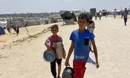 ವಿಶ್ವಸಂಸ್ಥೆಯ ನೆರವು ಟ್ರಕ್ ನಿಂದ ಆಹಾರ ಕಸಿದುಕೊಂಡ ಹಸಿದ ಫೆಲೆಸ್ತೀನ್ ನಾಗರೀಕರು