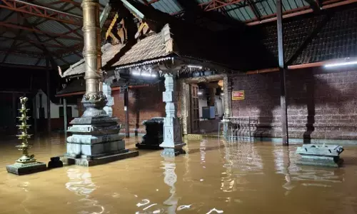 ಭಾರೀ ಮಳೆ : ಪೆರುವಾಜೆ ದೇವಸ್ಥಾನದ ಒಳಾಂಗಣಕ್ಕೆ ನುಗ್ಗಿದ ಮಳೆ ನೀರು