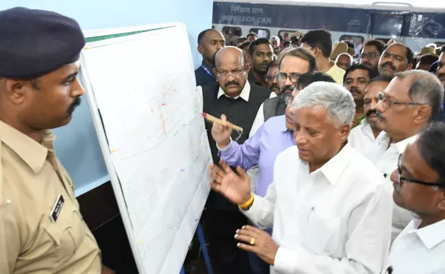 ಕಲಬುರಗಿ ರೈಲು ನಿಲ್ದಾಣದಲ್ಲಿ ಕಾಮಗಾರಿ ವೀಕ್ಷಿಸಿದ ಕೇಂದ್ರ ಸಚಿವ ವಿ.ಸೋಮಣ್ಣ ಕಲಬುರಗಿ ರೈಲು ನಿಲ್ದಾಣದಲ್ಲಿ ಕಾಮಗಾರಿ ವೀಕ್ಷಿಸಿದ ಕೇಂದ್ರ ಸಚಿವ ವಿ.ಸೋಮಣ್ಣ