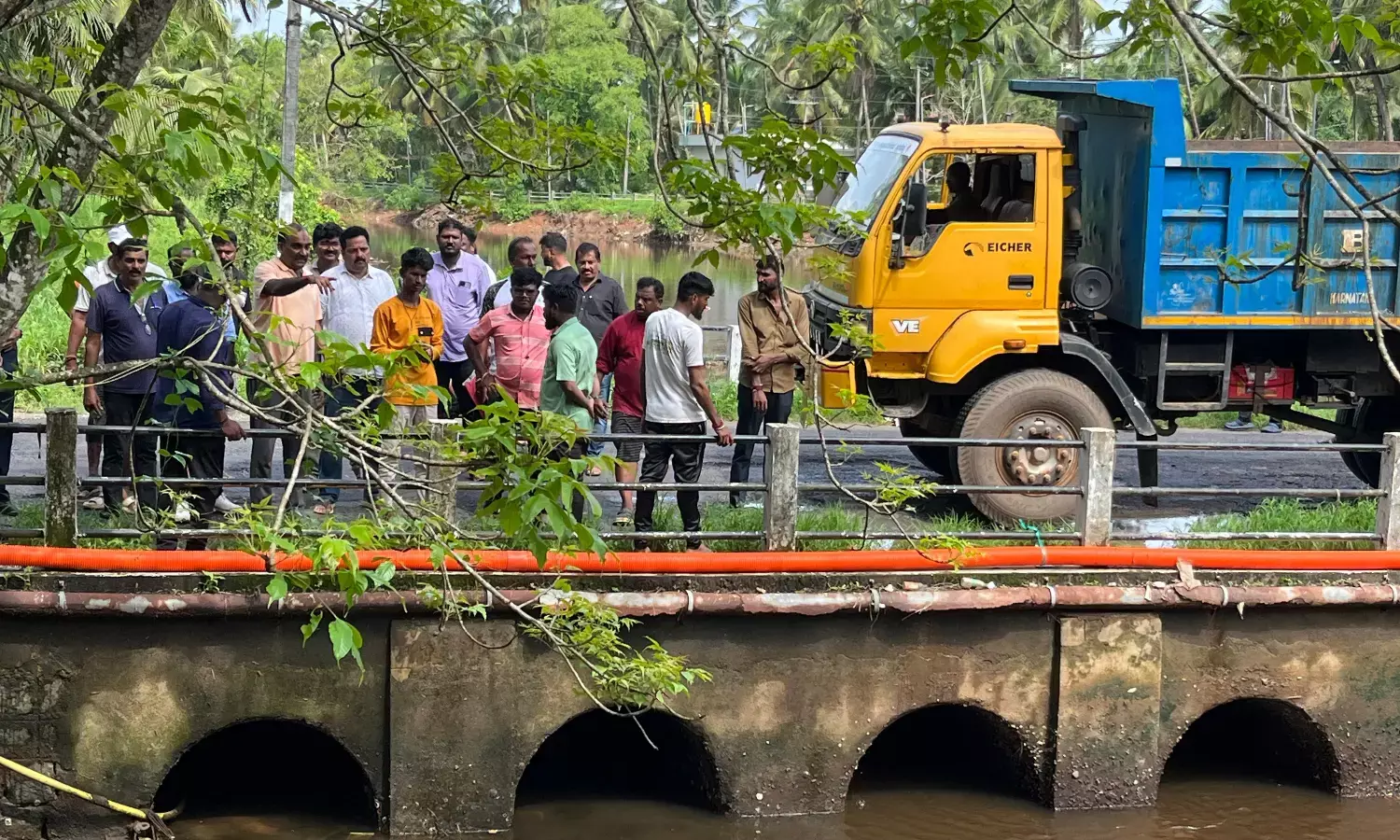 ಶ್ರಮದಾನದ ಮೂಲಕ ಬಂಕೇರಕಟ್ಟ ಸೇತುವೆ ಹೂಳು ತೆರವು