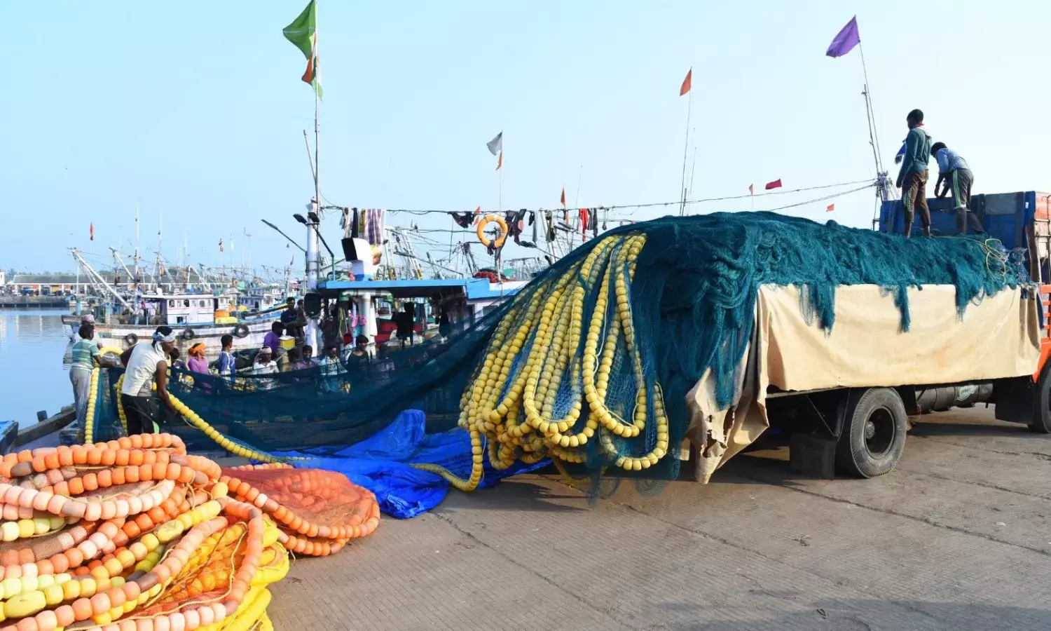 ಎರಡು ತಿಂಗಳು ಮೀನುಗಾರಿಕೆ ನಿಷೇಧ: ಮಲ್ಪೆ ಬಂದರಿನಲ್ಲಿ ಲಂಗರು ಹಾಕಿದ ಬೋಟುಗಳು