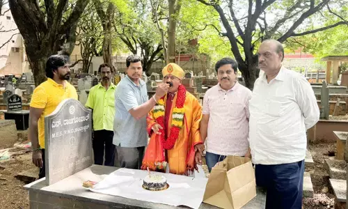 ಯಾದಗಿರಿ | ಸ್ಮಶಾನದಲ್ಲಿ ಜನುಮ ದಿನ ಆಚರಿಸಿ ಮೂಢ ನಂಬಿಕೆ ವಿರುದ್ಧ ಜಾಗೃತಿ ಮೂಡಿಸಿದ ಕಾಂಗ್ರೆಸ್ ಮುಖಂಡ