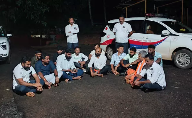 ಕಡಬ ಠಾಣೆಯ ಮುಂಭಾಗದಲ್ಲಿ ಕಾನೂನು ಬಾಹಿರ ಪ್ರತಿಭಟನೆ; ಹಿಂದುತ್ವ ಸಂಘಟನೆಯ ಮುಖಂಡರ ವಿರುದ್ಧ ಪ್ರಕರಣ ದಾಖಲು