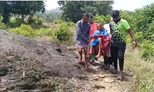 ಶಿವಮೊಗ್ಗ | ರಸ್ತೆ ಸಮಸ್ಯೆ: ವೃದ್ಧೆಯನ್ನು ಕುರ್ಚಿಯಲ್ಲಿ ಕುಳ್ಳಿರಿಸಿ ಹೊತ್ತುಕೊಂಡೇ ಆಸ್ಪತ್ರೆಗೆ ಸಾಗಾಟ