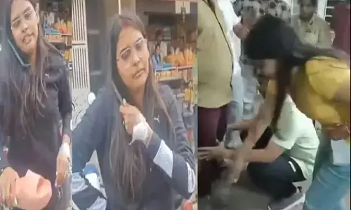 ಬೆಂಗಳೂರು | ಆಟೋ ಚಾಲಕನಿಗೆ ಚಪ್ಪಲಿಯಿಂದ ಹೊಡೆದ ಪ್ರಕರಣ : ಕಾಲಿಗೆ ಬಿದ್ದು ಕ್ಷಮೆಯಾಚಿಸಿದ ಯುವತಿ