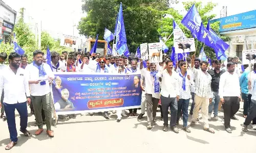 ಕಲಬುರಗಿ | ಬಿಜೆಪಿ ಮುಖಂಡ ನಾರಾಯಣಸ್ವಾಮಿ, ಎನ್.ರವಿಕುಮಾರ್ ಅವರ ಸದಸ್ಯತ್ವ ರದ್ದುಗೊಳಿಸಲು ಆಗ್ರಹಿಸಿ ಪ್ರತಿಭಟನೆ