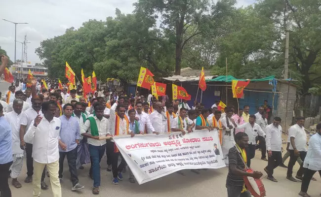 ಲಿಂಗಸುಗೂರಿಗೆ ಮಂಜೂರಾಗಿದ್ದ ಜಿಲ್ಲಾಸ್ಪತ್ರೆಯನ್ನು ಸಿಂಧನೂರಿಗೆ ಸ್ಥಳಾಂತರಿಸಿದನ್ನು ವಿರೋಧಿಸಿ ಪ್ರತಿಭಟನೆ