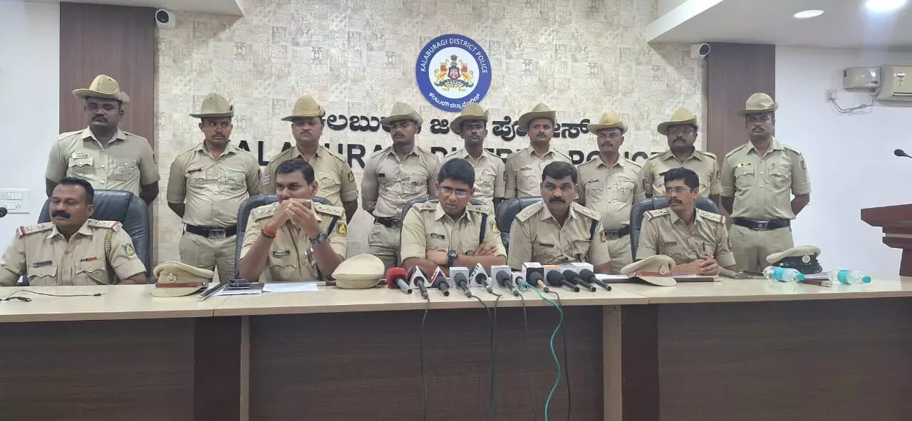 ಕಲಬುರಗಿ | ಯುವಕನ ಕೊಲೆ ಪ್ರಕರಣ : 4 ತಿಂಗಳ ಬಳಿಕ 10 ಮಂದಿ ಆರೋಪಿಗಳ ಬಂಧನ ಕಲಬುರಗಿ | ಯುವಕನ ಕೊಲೆ ಪ್ರಕರಣ : 4 ತಿಂಗಳ ಬಳಿಕ 10 ಮಂದಿ ಆರೋಪಿಗಳ ಬಂಧನ