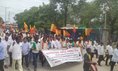 ಲಿಂಗಸುಗೂರಿಗೆ ಮಂಜೂರಾಗಿದ್ದ ಜಿಲ್ಲಾಸ್ಪತ್ರೆಯನ್ನು ಸಿಂಧನೂರಿಗೆ ಸ್ಥಳಾಂತರಿಸಿದನ್ನು ವಿರೋಧಿಸಿ ಪ್ರತಿಭಟನೆ