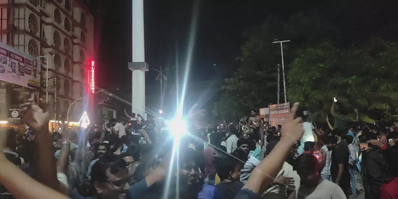 ಐಪಿಎಲ್ ಫೈನಲ್ನಲ್ಲಿ ಪಂಜಾಬ್ ವಿರುದ್ಧ ಗೆಲುವು | ಹೊಸಪೇಟೆಯಲ್ಲಿ ಮುಗಿಲು ಮುಟ್ಟಿದ ಆರ್ಸಿಬಿ ಅಭಿಮಾನಿಗಳ ಸಂಭ್ರಮ ಐಪಿಎಲ್ ಫೈನಲ್ನಲ್ಲಿ ಪಂಜಾಬ್ ವಿರುದ್ಧ ಗೆಲುವು | ಹೊಸಪೇಟೆಯಲ್ಲಿ ಮುಗಿಲು ಮುಟ್ಟಿದ ಆರ್ಸಿಬಿ ಅಭಿಮಾನಿಗಳ ಸಂಭ್ರಮ