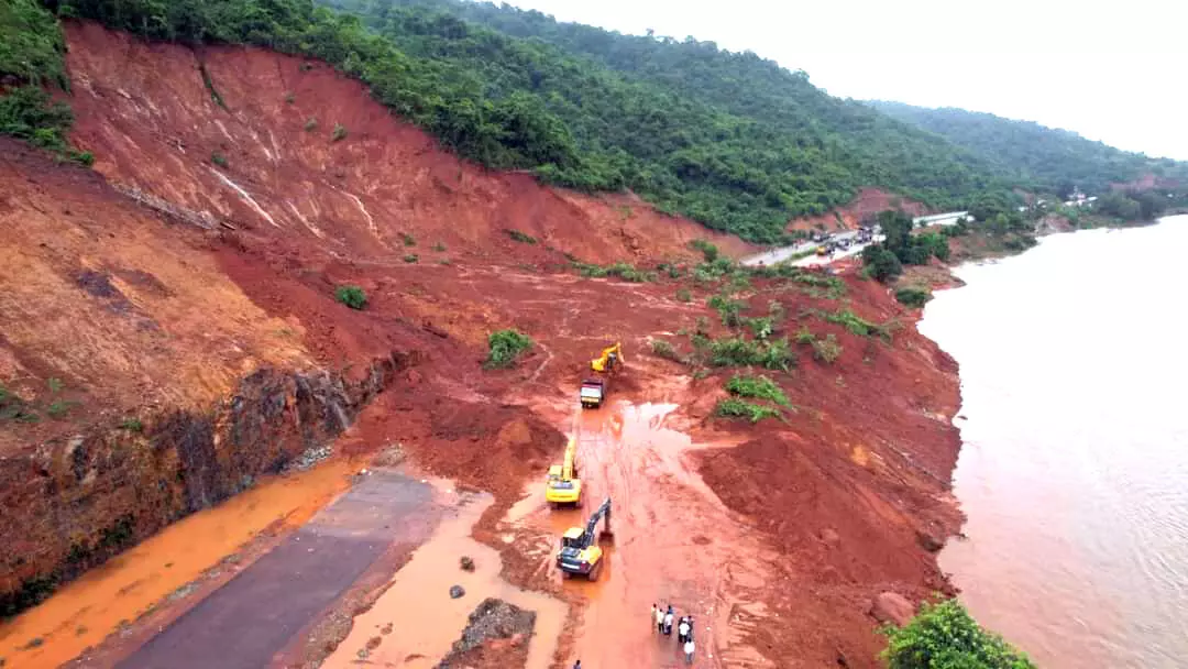ಗುಡ್ಡ ಕುಸಿತದ ಆತಂಕದಲ್ಲಿ ಉಳುವರೆ ಗ್ರಾಮದ ನಿವಾಸಿಗಳು